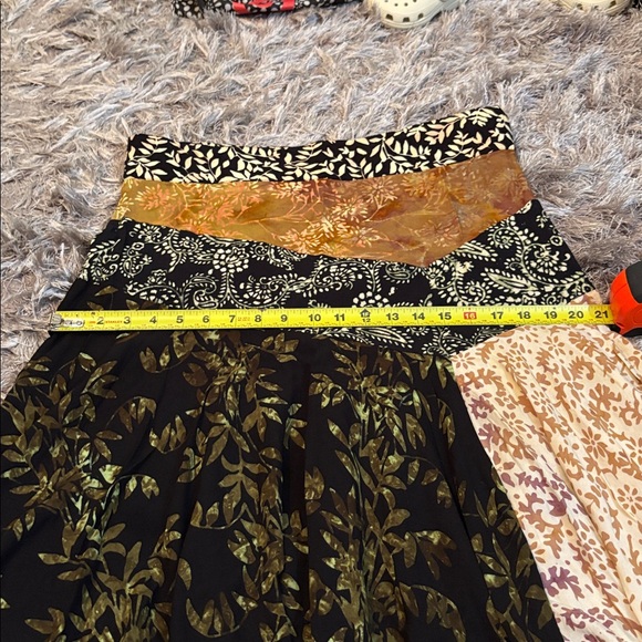 Elegant Patchwork Midi Skirt - Black and Gold - Picture 7 of 8